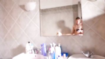 Anal creampie para amada hermana pequeña en el baño mientras los padres no están en casa