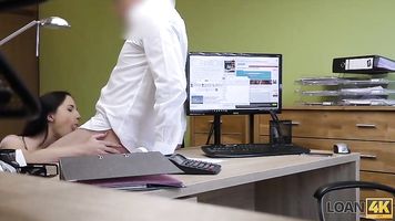 LOAN4K. Skinny miss paga con sexo para la realización del plan de negocios