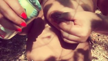 Ama de casa india amateur Mirchi Bhabhi DESNUDÁNDOSE, FOLLANDO Y ORINANDO en el bosque