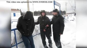 Ruso chico en la estación muestra dick