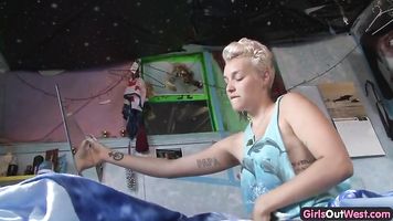 Peludo rubia amateur cachonda en la mañana