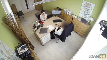 LOAN4K. Buxom hottie necesita un montón de dinero así que ella ofrece su culo