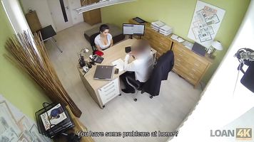 LOAN4K. Hottie está fuera de dinero así que por qué ella se quita la ropa