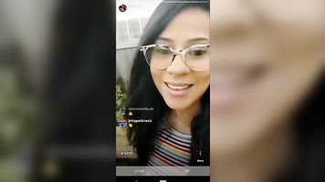 El esposo supera a la esposa influencer de IG mientras está en vivo. Se corre en su cara.