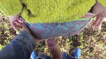 Rusa MILF acepta sexo arriesgado en el parque con un extraño. POV Pública Mamada y Doggystyle