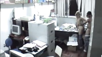 Rubia traviesa tiene sexo con otro empleado dentro de la oficina de contabilidad