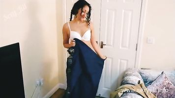 Desi jóvenes bhabhi tiras de saree para complacerte Navidad presente POV Indio