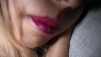 Hijastro visita a su joven mamá mientras ella s. y la convence a follar