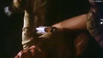 Escena de Sexo De Gusano De La Película Galaxy Of Terror: La oficial femenina de la nave espacial está siendo penetrada con su enorme polla.
