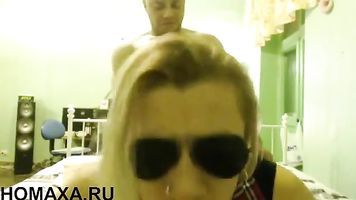 Жестко трахает любовницу в очках раком