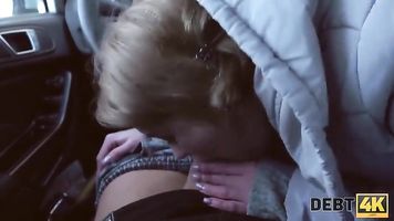 DEBT4k. La chica tiene un préstamo, ¿por qué le pide a un extraño que lo cubre por sexo?