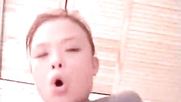 Linda chica asiática con tetas grandes follada