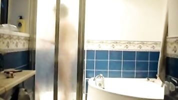 Finalmente atrapé a mi madre completamente desnuda en el baño
