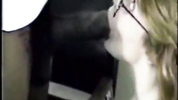 Milf chupando en un monstruo