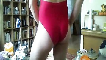 chico en traje de baño caliente de una pieza