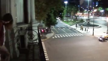 Público al aire libre meando desde un balcón en América
