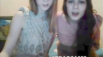 Sexy Adolescentes Desvistiéndose y Besando En la Webcam