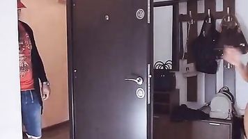Caliente Milf abrir puerta desnuda para pizza chico