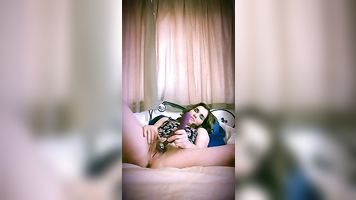 Pequeña madura amateur tiene un coño entrenamiento insertando yoni-huevos