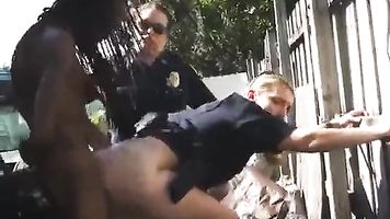 Dos Polis de Mujer Blanca Tetona Consiguiendo Martillado Por Negro Sospechoso
