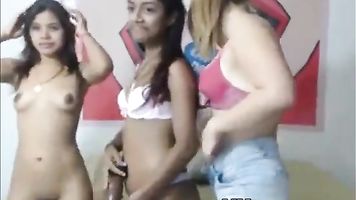 Tres sexy adolescentes tienen un poco de diversión en la webcam