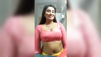 desi randi chucchio ko dikhatay huay