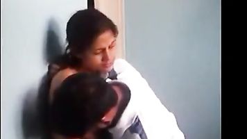 desi caliente escuela gf y bf chupando tetas, besos