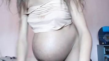 Chica embarazada masturbándose