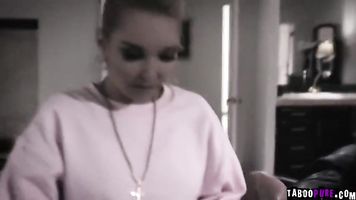 ¡Mamá convence a su novio de dejar que su hija lesbiana le chupe la polla!
