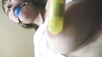 Un delantal desnudo que hace que una chica que es pura para ser mono. Después de bullying abundantemente en el rotor, una polla muy gruesa se inserta cruda. Disparo facial desde el empuje del arma en posición normal.Hitomi Tanaka.