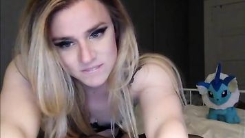 Increíble Rubia Transexual Usando Su Fleshlight