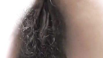 Grueso puta gritos como yo pound su peludo coño