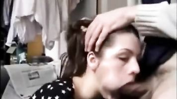 Adolescente deepthroating un enorme polla gag mamada