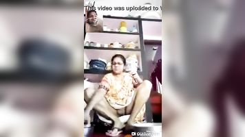 Caliente mamá mostrar su sexy coño en el Chat de vídeo
