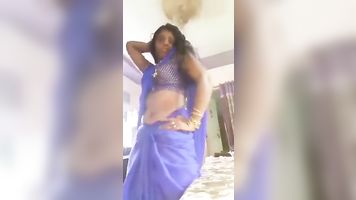 tía tamil en sari azul