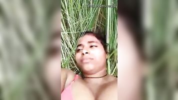 india local Chica follada por Bf en al aire libre a la mierda