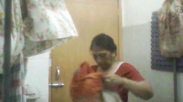 Sexy Madura India Milf Desvistiendo su sari En Baño Teaser Video