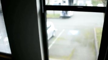 Enorme botín milf ama a poner en un ventana mostrar