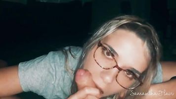 Samantha Flair se traga el semen del padrastro en gafas