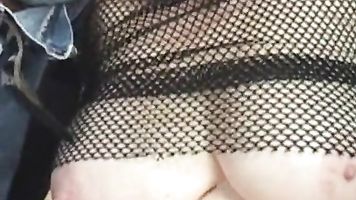 Pequeña teta grande MILF va Negro-Cougar golpes marido-Clip completo ahora en ROJO en HD