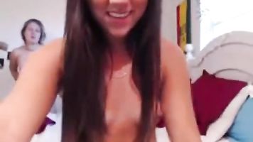 2 Lesbianas amateur adolescentes uso strapon consolador en la webcam 2