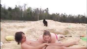 joven esposa consigue follada y corrida interna fuera en público