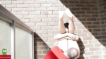 mujer tomando el sol en la terraza desnuda masturbándose iv